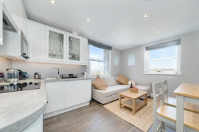 Cosy Retreat with Views of Brighton City and Sea